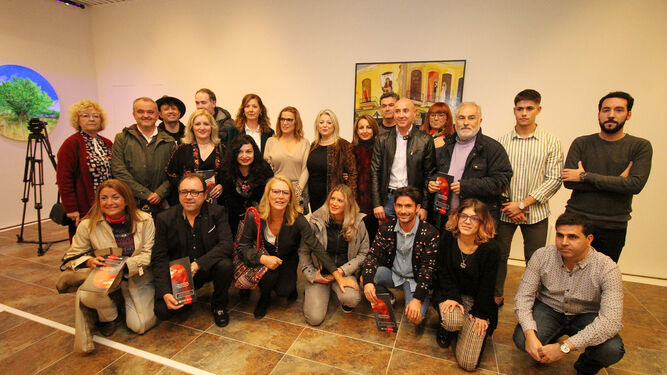 Foto de familia de los artistas que participan en la exposición.