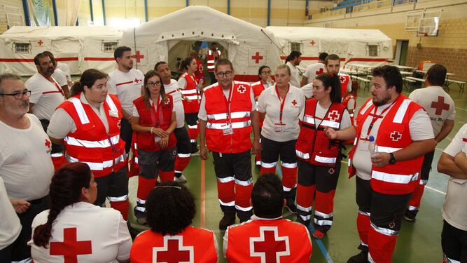Técnicos y voluntario de Cruz Roja en Cartaya