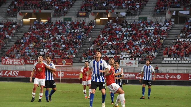 Marc Caballé -centro-, durante el partido que jugó el Recre en Murcia.