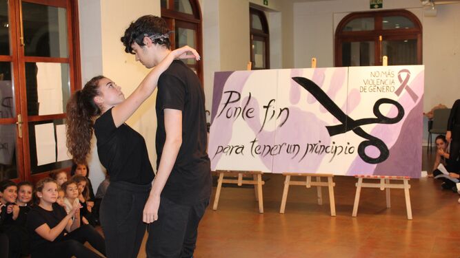 Performance realizado por el Aula Municipal de Danza en La Palma del Condado