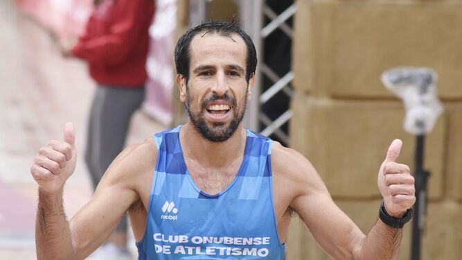 Emilio Martín posa sonriente tras conseguir la victoria en la Media Maratón de Córdoba
