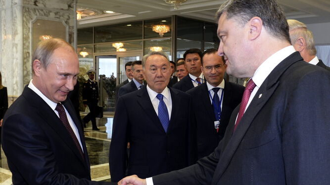 Putin y Poroshenko se saludan a su llegada a una cumbre política en Minsk (Bielorrusia), en una imagen de archivo.