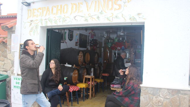 Parroquianos a la puerta del Despacho de Vinos de Jerez, en Caños de Meca.