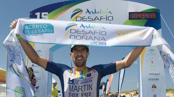 Emilio Martín festeja su triunfo en una prueba celebrada recientemente.