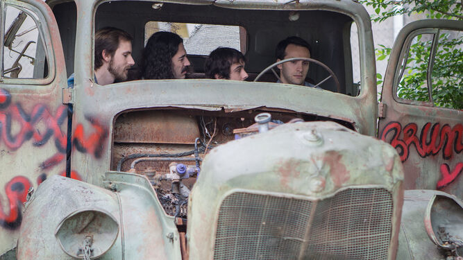 Carlos Alcántara y sus amigos Josete y Luis regresan al camión del solar de sus infancias