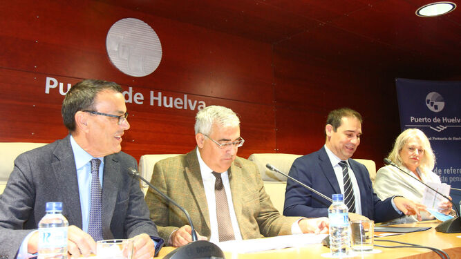 Ignacio Caraballo, Antonio Ramírez, José Luis Ramos y María de Fátima Cortés en el Foro Empresarial Huelva Puerto de América.