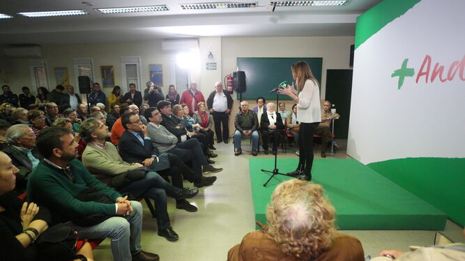 Susana Díaz durante su intervención en la Asociación de Vecinos Polígono de San Sebastián.
