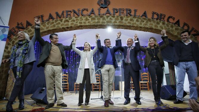 Teófila Martínez, Antonio Sanz, Ana Pastor, José Ortiz,  Juancho Ortiz, Ana Mestre y Bruno García en el acto en la Perla.