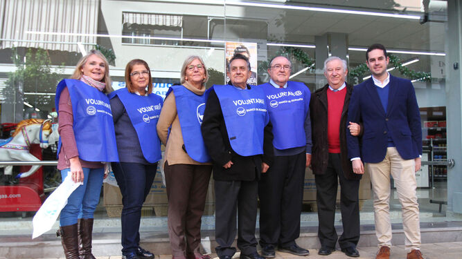 Foto de familia en la presentación de la Gran Recogida con Supermercados El Jamón.
