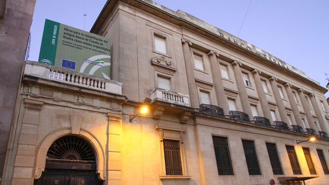 El edificio del Banco de España ya cuenta con el cartel de las obras.