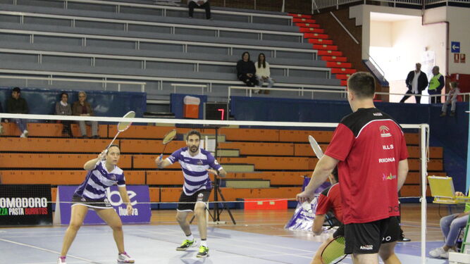 Partido de dobles mixtos disputado en el Andrés Estrada ante el Rinconada.