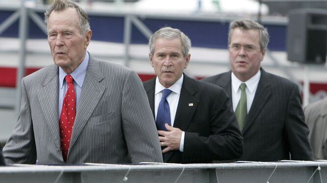 George H.W. Bush, junto a sus hijos George y Jeb
