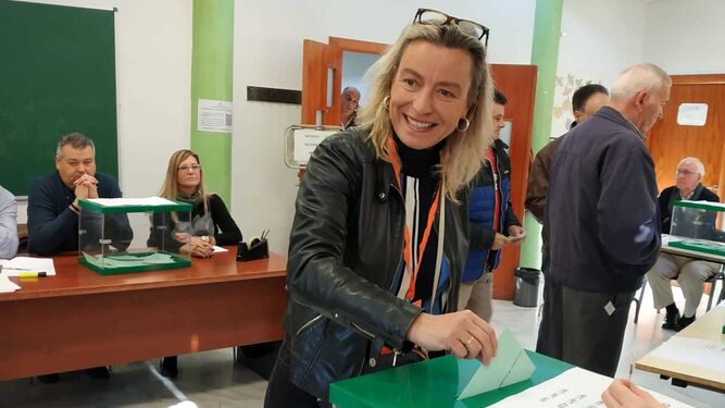 Isabel Albás, número dos de Cs, vota en el Centro de Servicios Sociales Noroeste-Moreras.