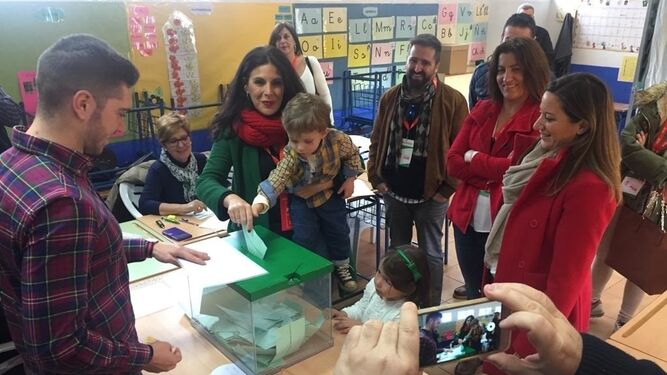 Votación de Ángeles Férriz en La Carolina (Jaén).