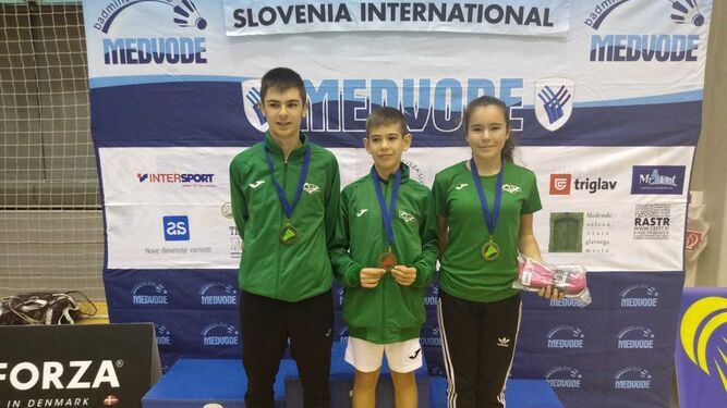 Guillermo Nuviala (centro) posa con la medallad de oro obtenida en el Internacional de Eslovenia