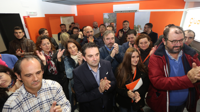 Reacciones de Ciudadanos en su sede de Huelva, en im&aacute;genes