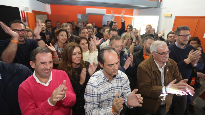 Reacciones de Ciudadanos en su sede de Huelva, en im&aacute;genes