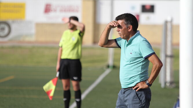 El técnico del Ayamonte, Juan Palma, sigue un partido con atención.