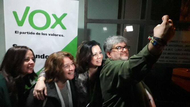 Ángela Mulas, número dos de Vox, se hace un selfie con varios militantes, entre ellos, Pedro Mejías, de Hazte Oír.