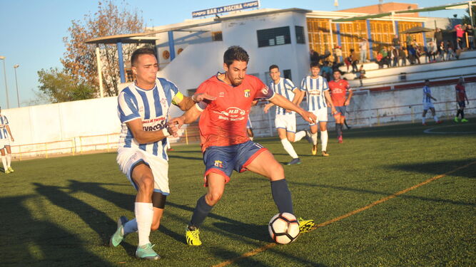 Jairo y Álvaro Suárez disputan el balón en el partido de ayer