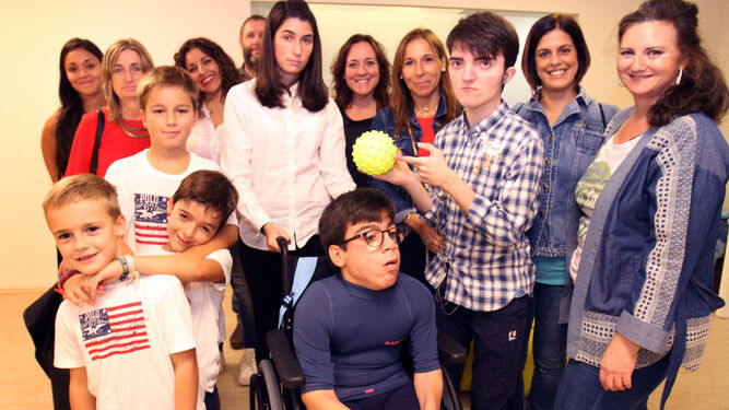 Niños y familiares de la Fundación Laberinto.