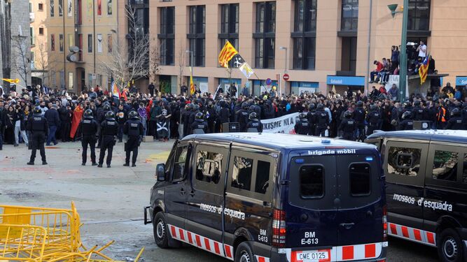Mossos d'escuadra frente a las numerosas personas que se concentraron en la plaza 1 de octubre de Girona