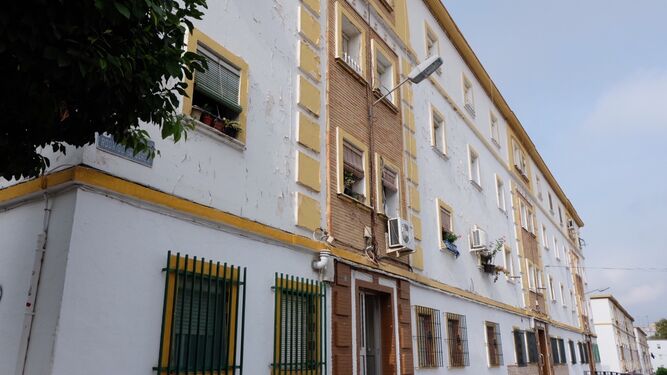 Fachada de un bloque de viviendas de Huerto Mena.