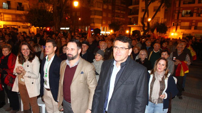 Santiago Abascal, entre Pablo Vinagre y Rafael Segovia, durante el acto público de Vox en la plaza de la Merced el pasado 27 de noviembre.