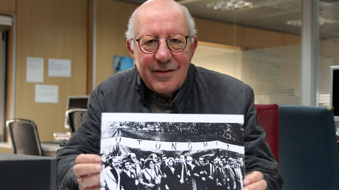 Ceada muestra una fotografía en la que se ve la cabecera de la manifestación celebrada en Sevilla el 4 de diciembre de 1977, en la que está él junto a Soledad Becerril, Fernando Soto y representantes de la UCD y AP, entre otros.