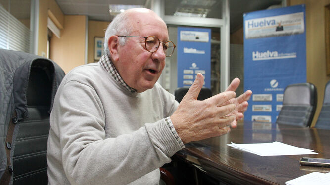 El escritor y ex alcalde de Huelva, en un momento de la entrevista.