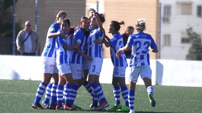 las jugadoras del Sporting celebran el primer gol del encuentro ante el Málaga, hoy