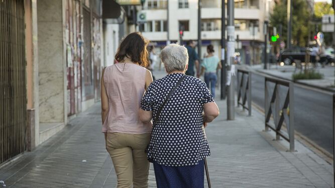 Ayuntamiento y Cruz Roja se alían para acompañar a los mayores en situación de vulnerabilidad social.