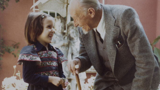 María Clauss, de niña, con su abuelo Luis Clauss Kindt.
