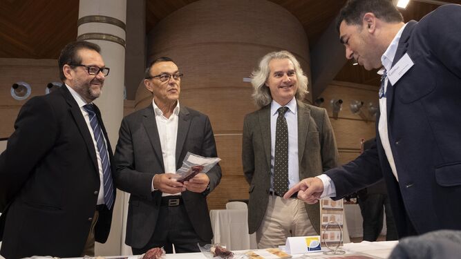 Rafael Barba, Ignacio Caraballo y Daniel Navarro visitan uno de los puestos gastronómicos en el encuentro Huelva Excelencia.