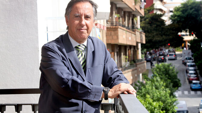 Alfredo Flores en el balcón de Huelva Información.