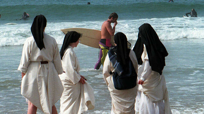 Un grupo de monjas en una playa