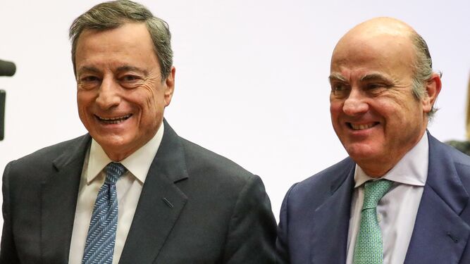 El presidente del BCE, Mario Draghi, y el vicepresidente, Luis de Guindos, ayer en Fráncfort.