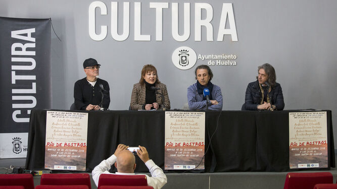 Pepe Roca, Elena Tobar, Juan Carlos Romero y  Jesús de Fariña, ayer, durante la presentación del espectáculo.