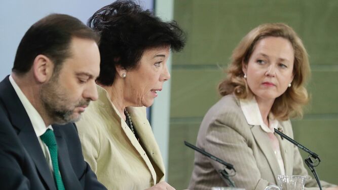 Los ministros José Luis Ábalos, Isabel Celaá y Nadia Calviño, a la derecha, en la rueda de prensa posterior al Consejo de Ministros.