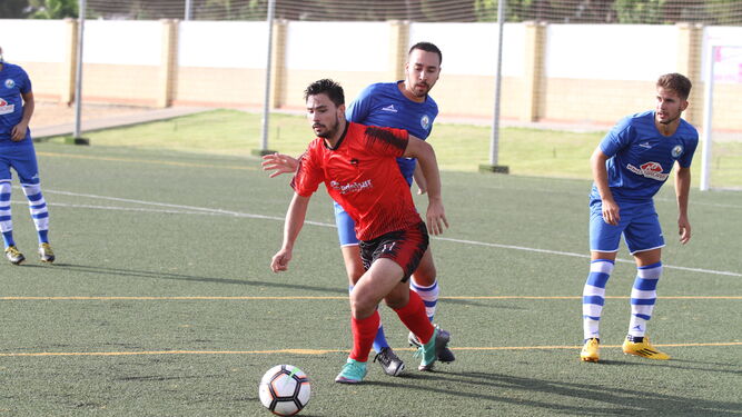 Diego Pereles anotó tres goles en la victoria del Ayamonte ante el Mazagón.