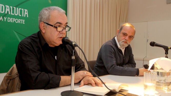 El onubense Francis Vaz, acompañado por el también escritor Miguel Arias en noviembre de 2015 en la presentación de su novela 'Peces de colores'.