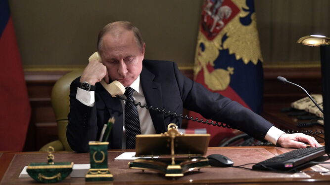 Vladimir Putin durante una conservación telefónica en su oficina en San Petesburgo.