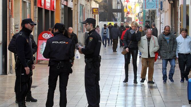 Un grupo de policías nacionales, en una de las principales calles peatonales de Huelva.