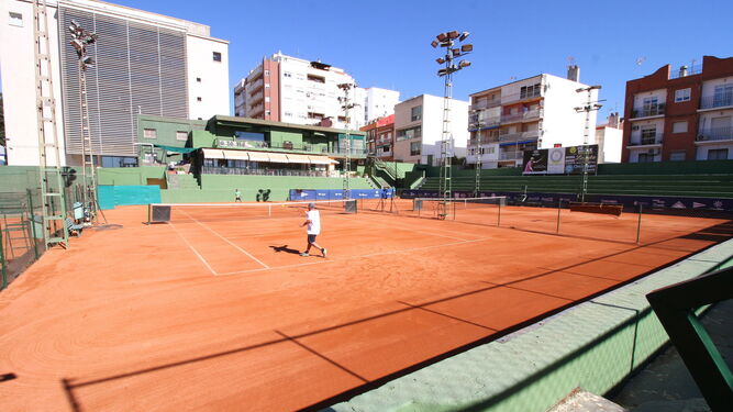 El Ayuntamiento apoya la iniciativa Medalla de Andalucía para el Real Club Recreativo de Tenis