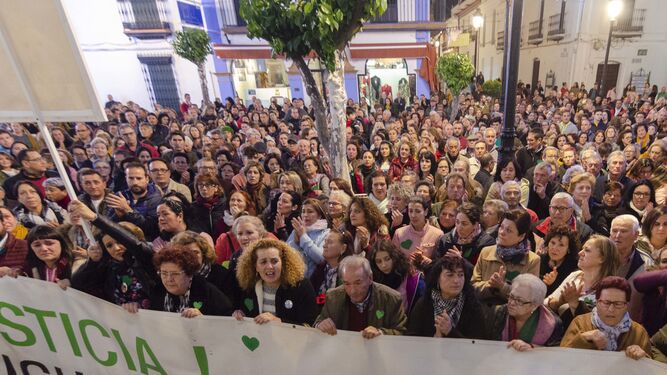 Concentración para pedir la dimisión del concejal de Seguridad Ciudadana, ayer en Almonte.