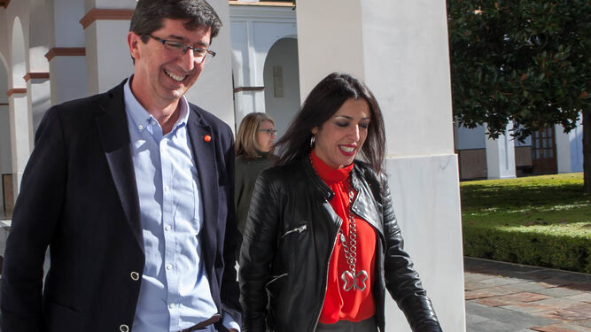 Juan Marín y Marta Bosquet, en el  Parlamento.