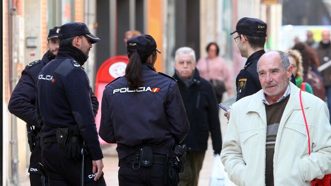 Agentes de la Policía Nacional patrullan en una céntrica calle de Huelva.