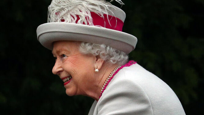Isabel II, a su llegada al oficio religioso en Sandringham.
