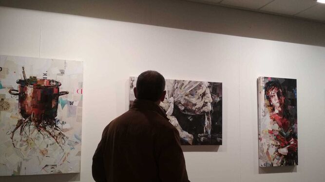 Un hombre contempla algunas de las obras de la exposición 'Pinxeladas'