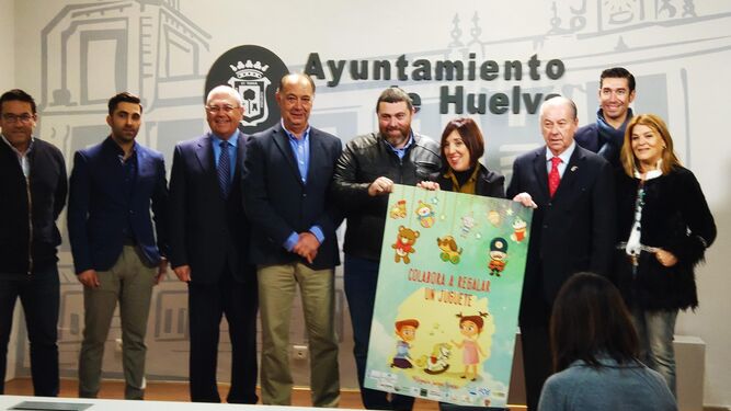 Foto de familia de algunos representantes de las entidades que colaboran en la campaña.